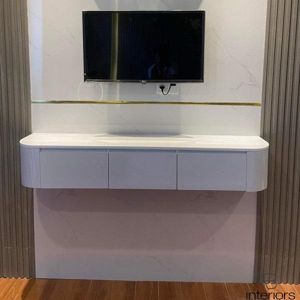 Kệ tivi treo tường bo cong KTV003