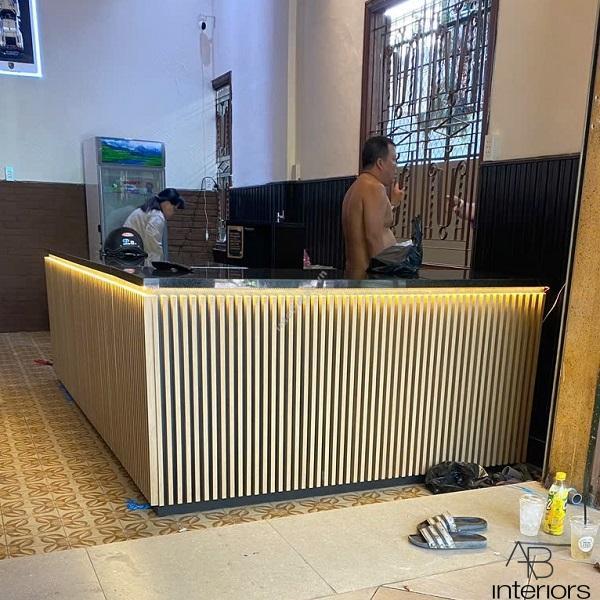 Quầy pha chế chữ L mặt đá QB043