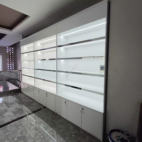 Tủ trưng bày có đèn LED sang trọng TTB073