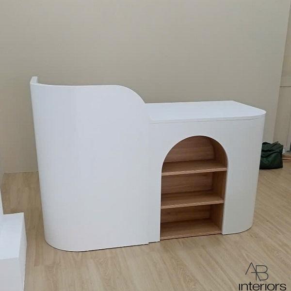 Quầy lễ tân bo cong 1m5 QLT065