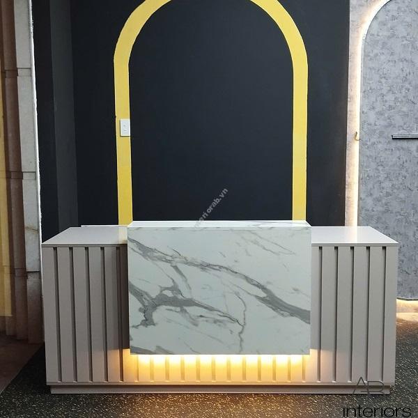 Quầy lễ tân 1m8 lam sóng gỗ QLT068