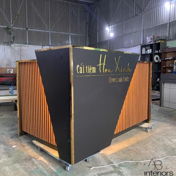 Quầy lễ tân tiệm hoa đẹp QLT078