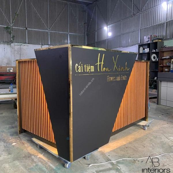 Quầy lễ tân tiệm hoa đẹp QLT078