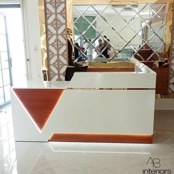 Quầy lễ tân chữ L shop trang sức QLT081