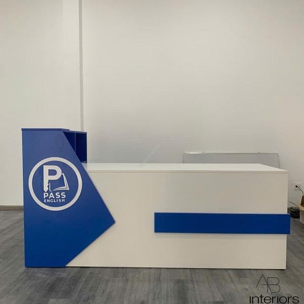 Quầy lễ tân chữ L xanh trắng có LOGO QLT083