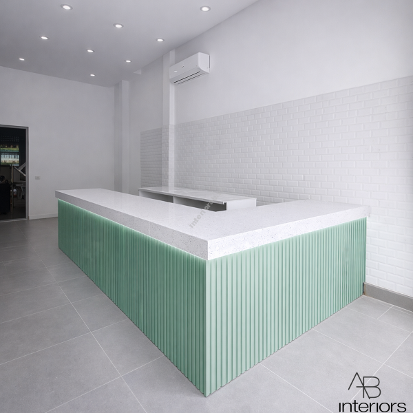 Quầy pha chế chữ L lam sóng nhựa QB056