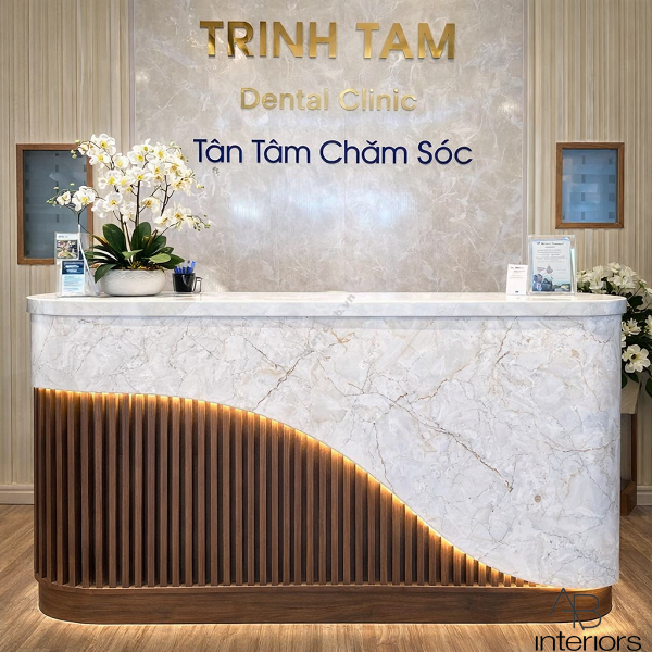 Quầy lễ tân bo cong lam sóng gỗ QLT095