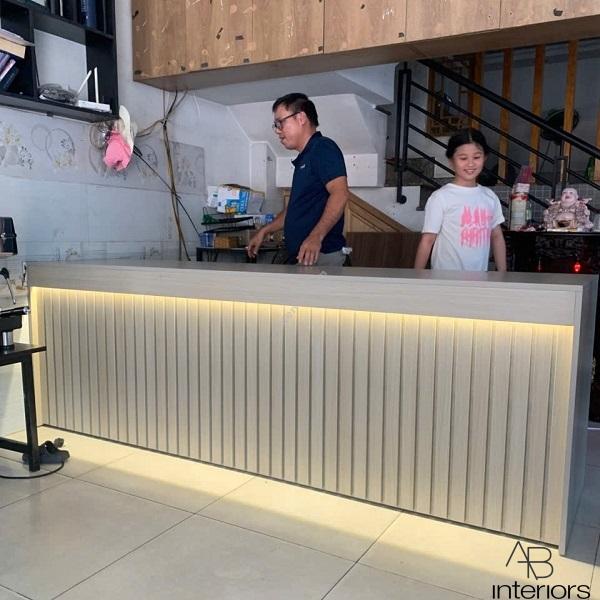 Quầy bar 2m4 ốp lam sóng gỗ QB058